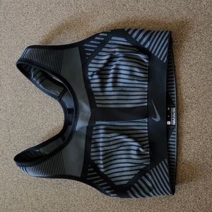 NWOT NIKE FLYKNIT BRA